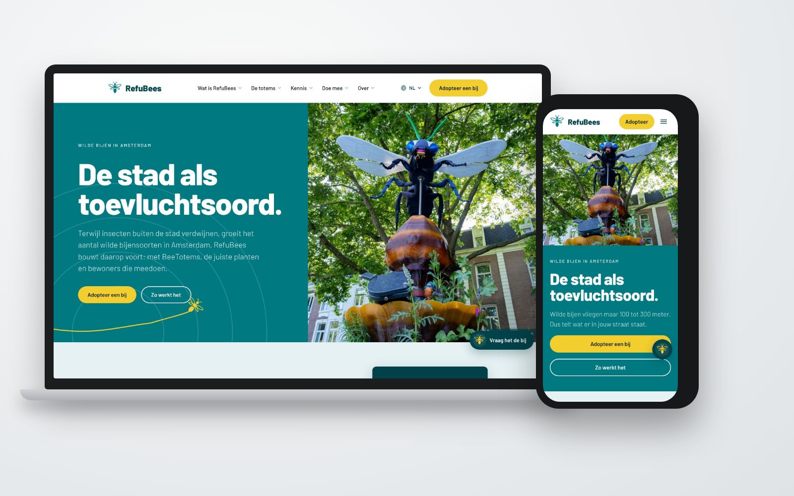 De website refubees.org op een laptop en een telefoon